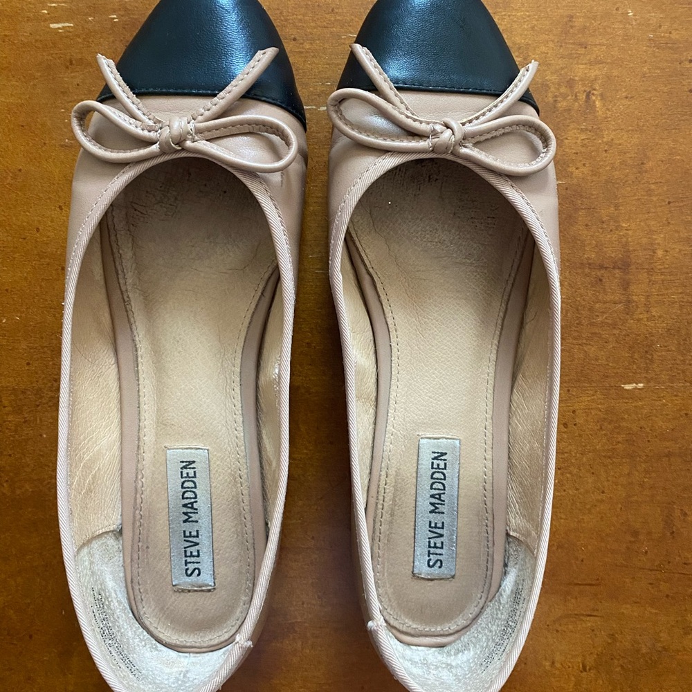 Steve Madden Women's Black and Tan Ballet Flats